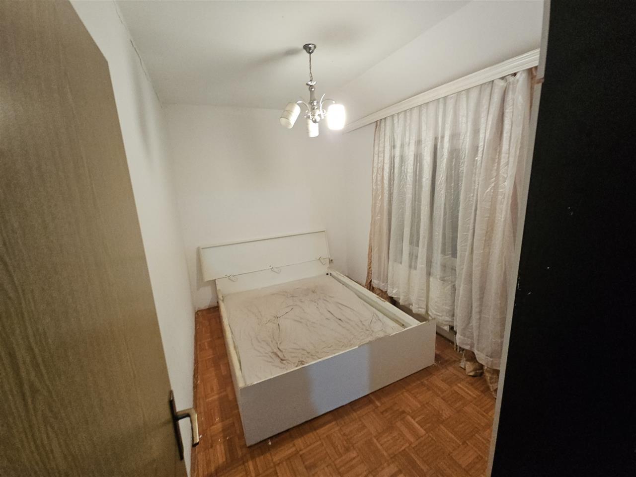 Banese zyre me qera te 4 llulat perball sheshit skenderbe (4)