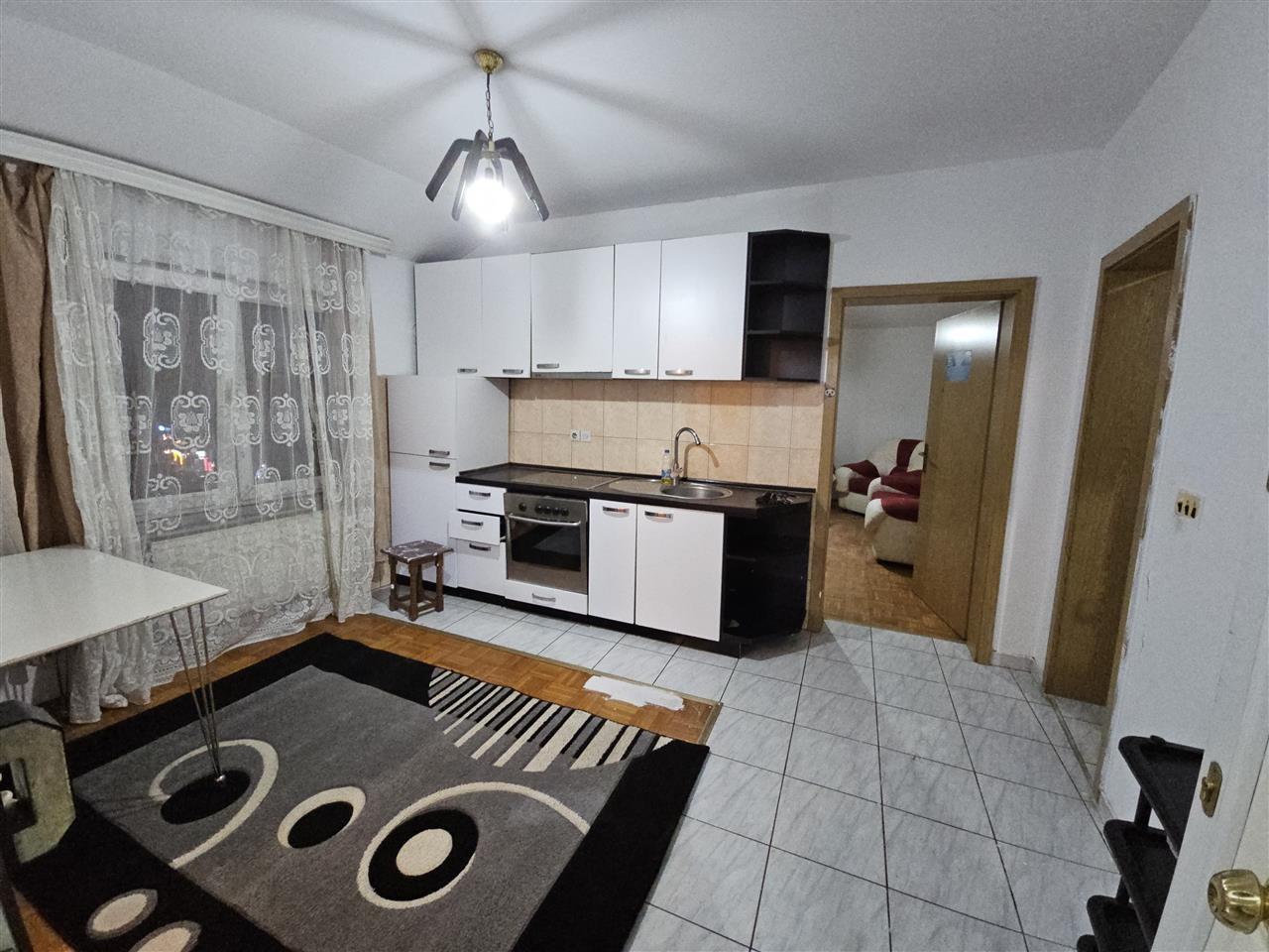 Banese zyre me qera te 4 llulat perball sheshit skenderbe