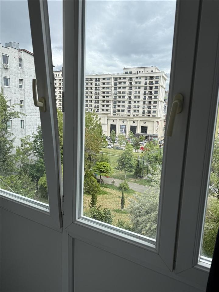 Banese me qera perball royall mall (1)