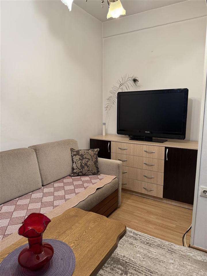 Banese me qera perball royall mall (2)