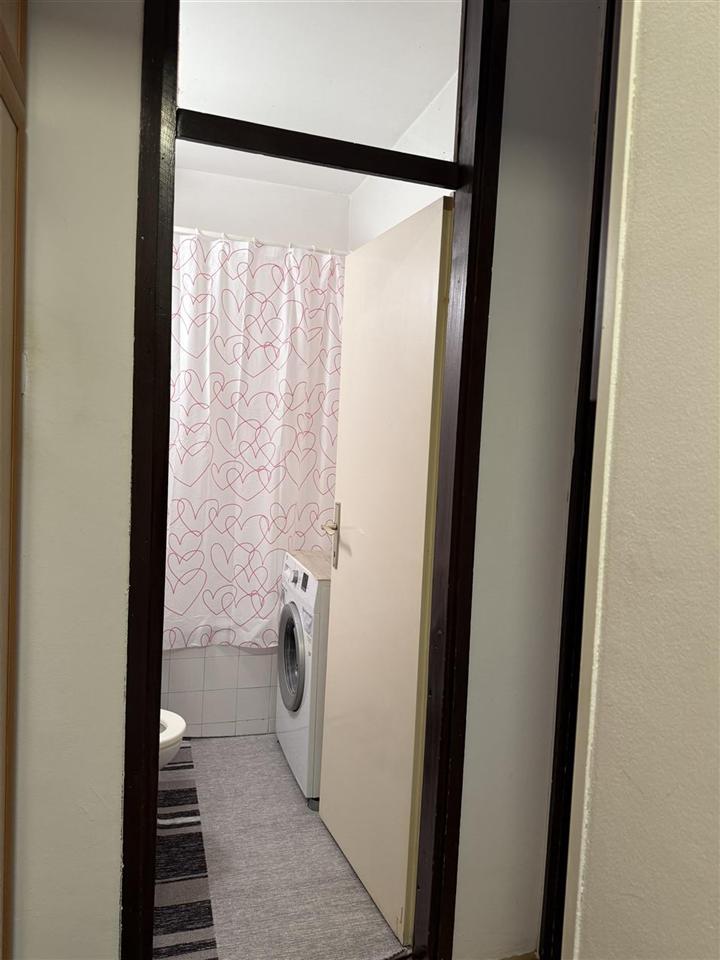 Banese me qera perball royall mall (3)