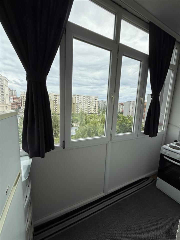 Banese me qera perball royall mall (4)