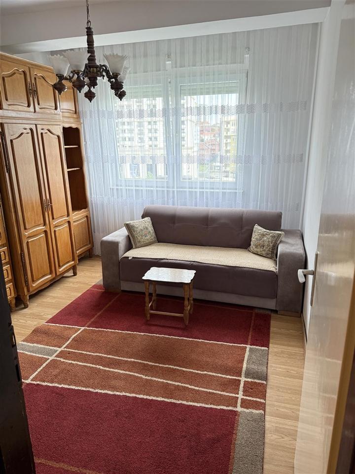 Banese me qera perball royall mall