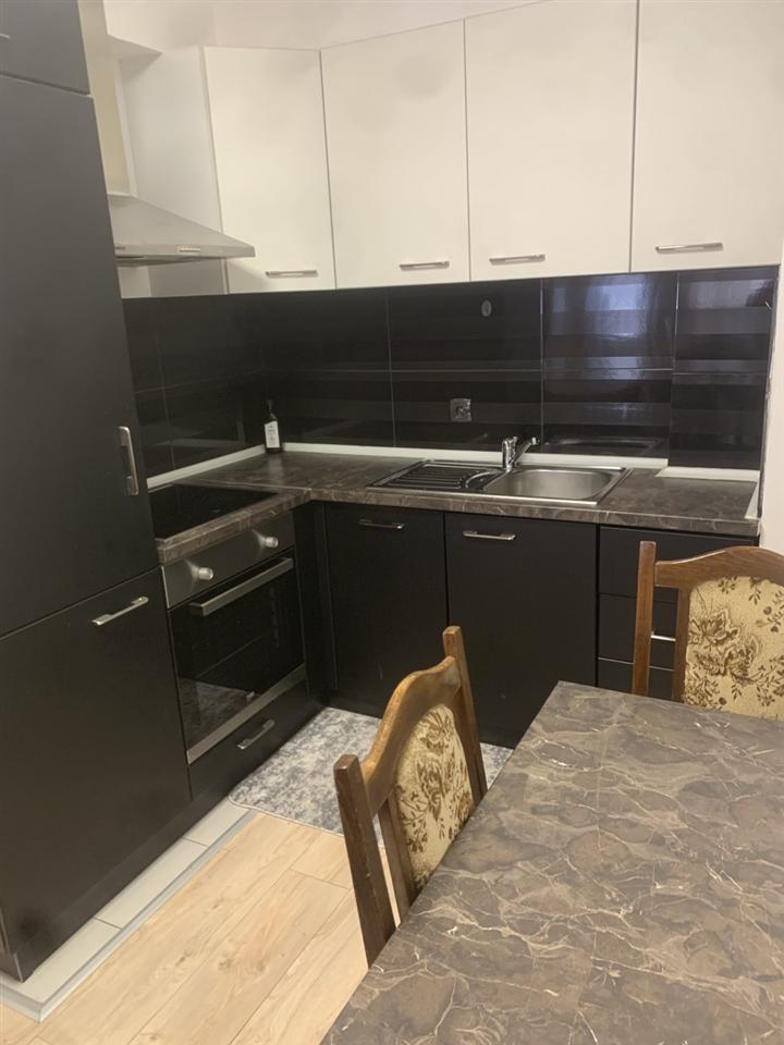 Leshohet banesa me qera rruga b mbrapa royall mall (4)