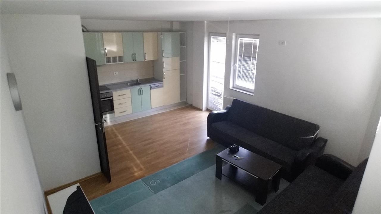 Banese me qira mbrapa teatrit te 4 llullat