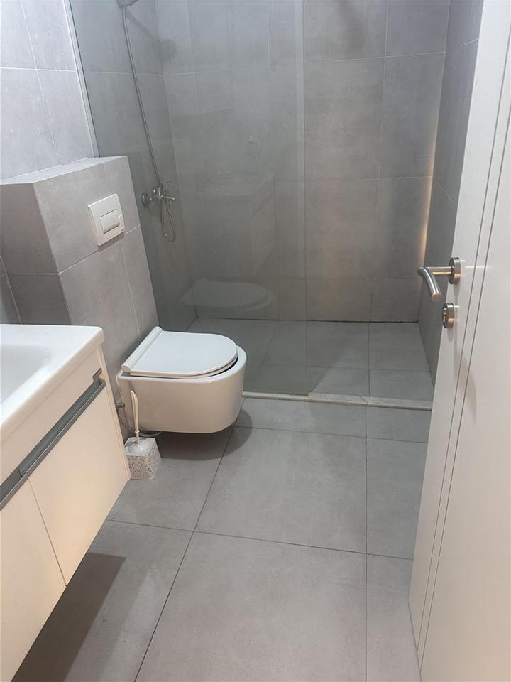 Leshohet banesa me qira ne rrugen muharrem fejza (7)