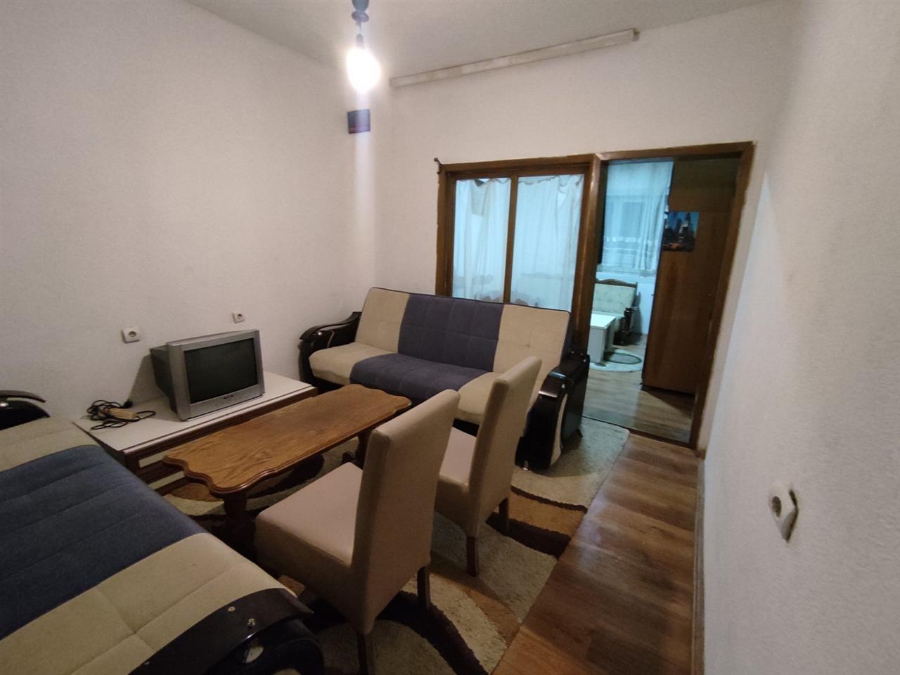 Shtepi banes zyre me qera ne pejton te hotel grandi 220 euro (1)