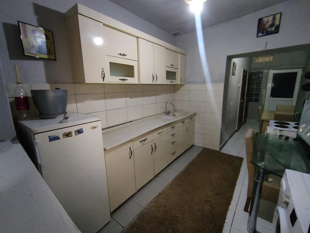 Shtepi banes zyre me qera ne pejton te hotel grandi 220 euro