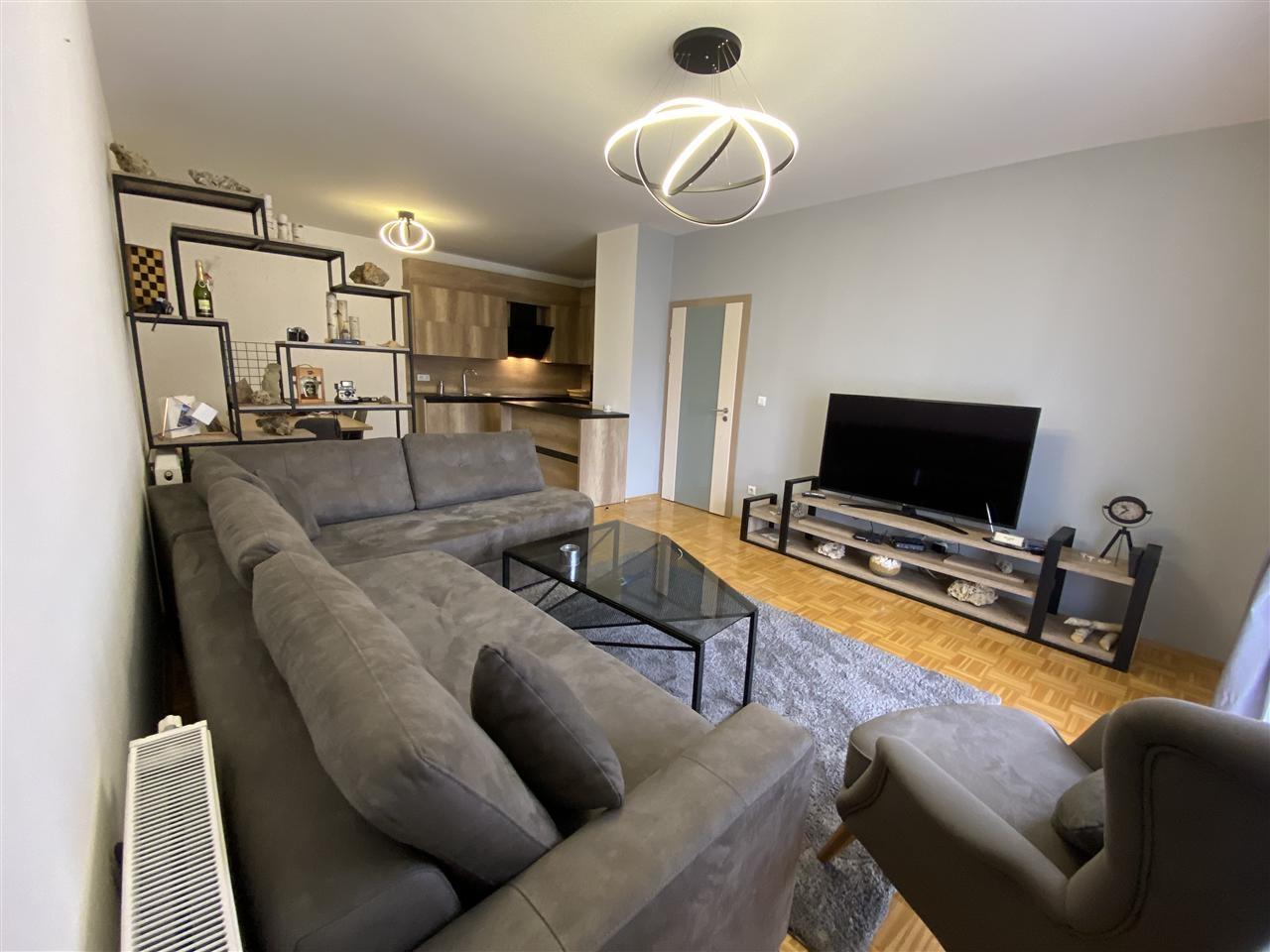 Banese me qera 91m2 afer rruges b