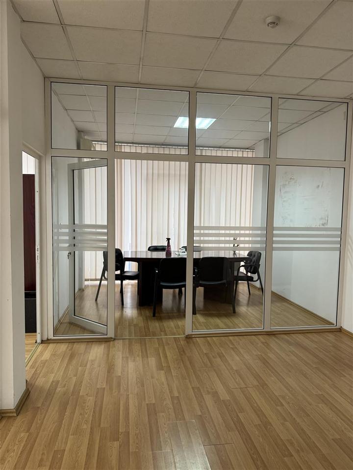 Zyre ne qender te prishtine perball kolegjit fama (2)