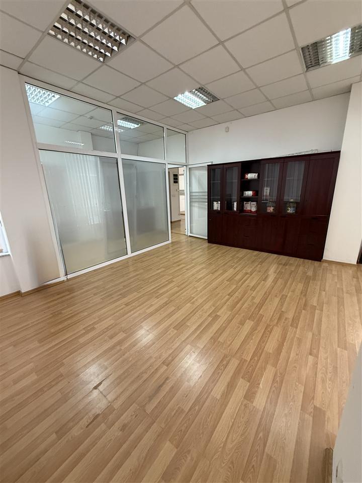 Zyre ne qender te prishtine perball kolegjit fama (4)