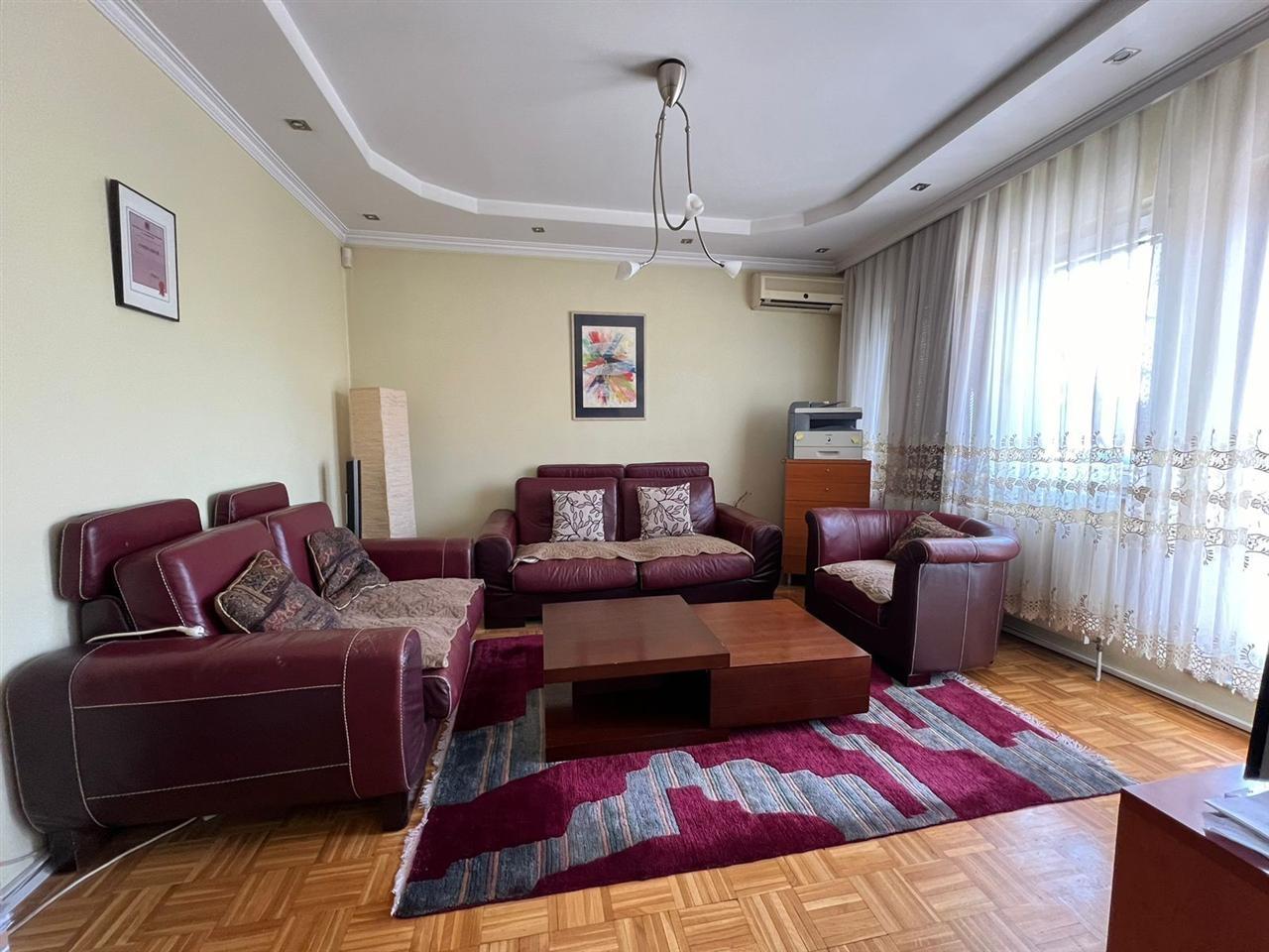 Banesa ipet me qera (2)