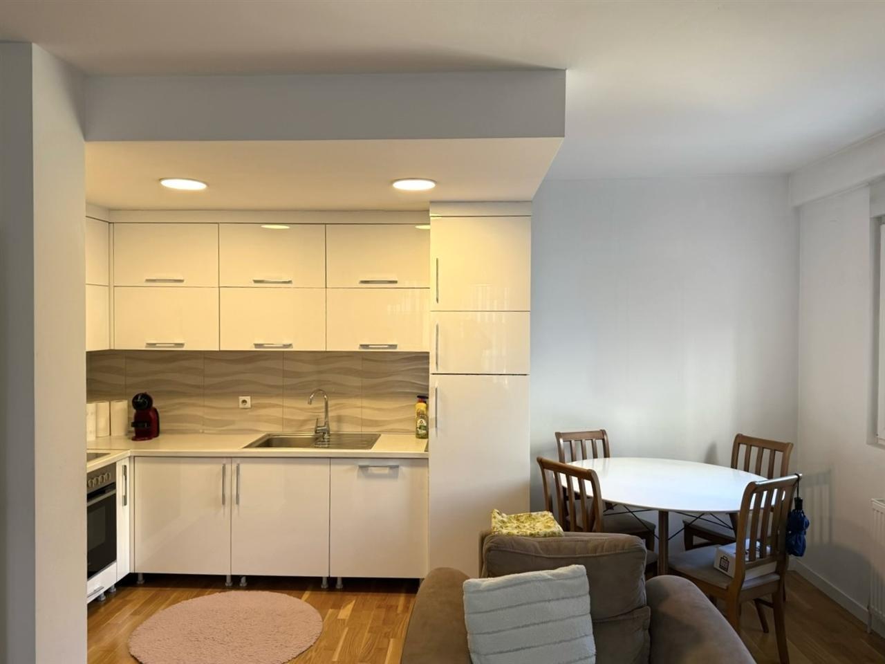 Banese 81 5 m me qira te rruga b maxi 24h (2)