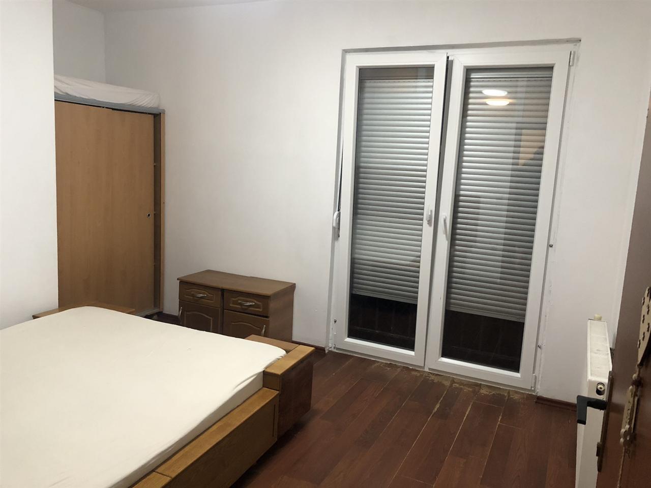 Banes me qira te bahollt afer furres moni (1)