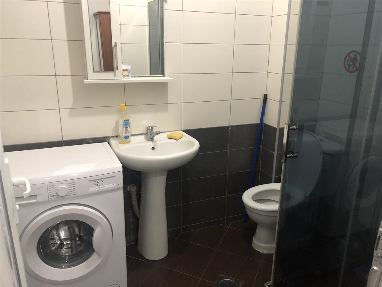 Banes me qira te bahollt afer furres moni (3)