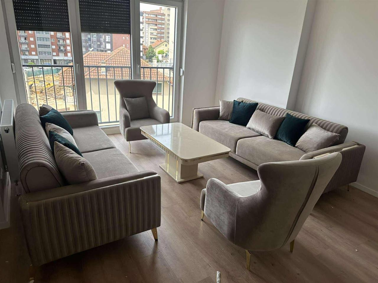 Jept banesa me qira (2)