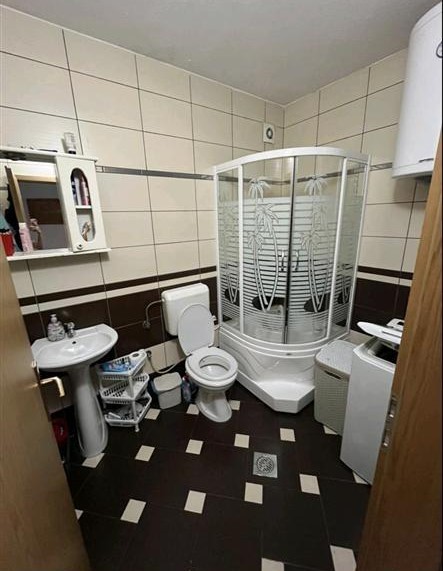 Leshohet banesa me qera te parku qytetit (8)