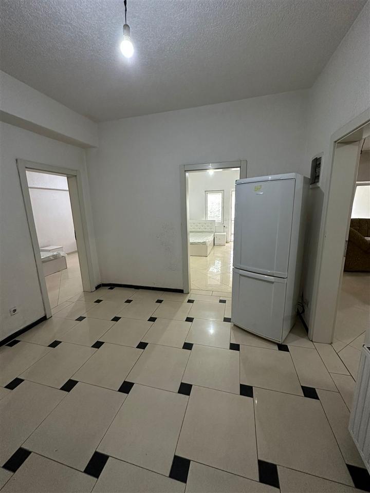 Leshohet me qera banesa afer hamburger aba (3)