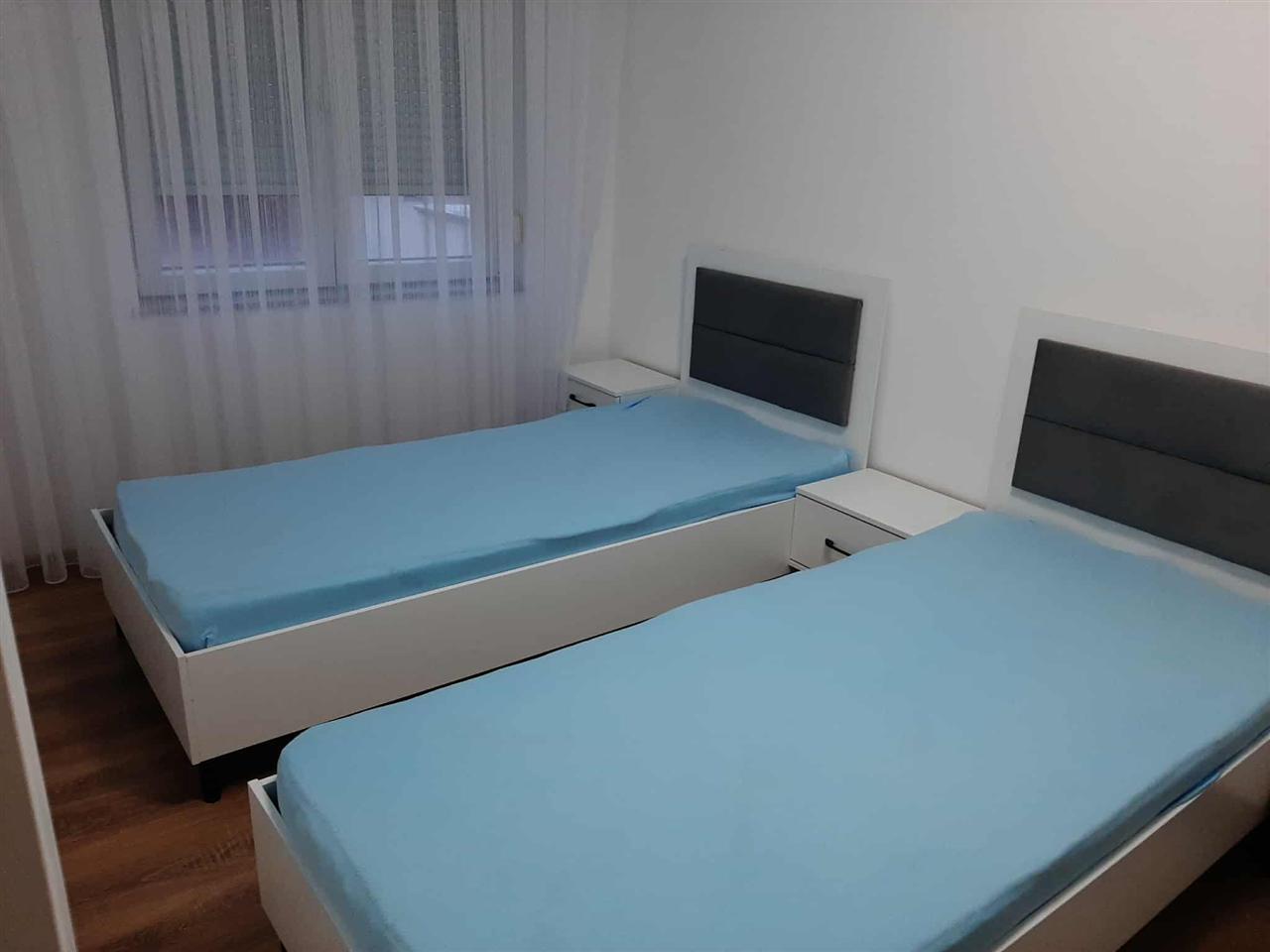 Leshoj banesen me qera 3 dhomshe e mobiluar (1)