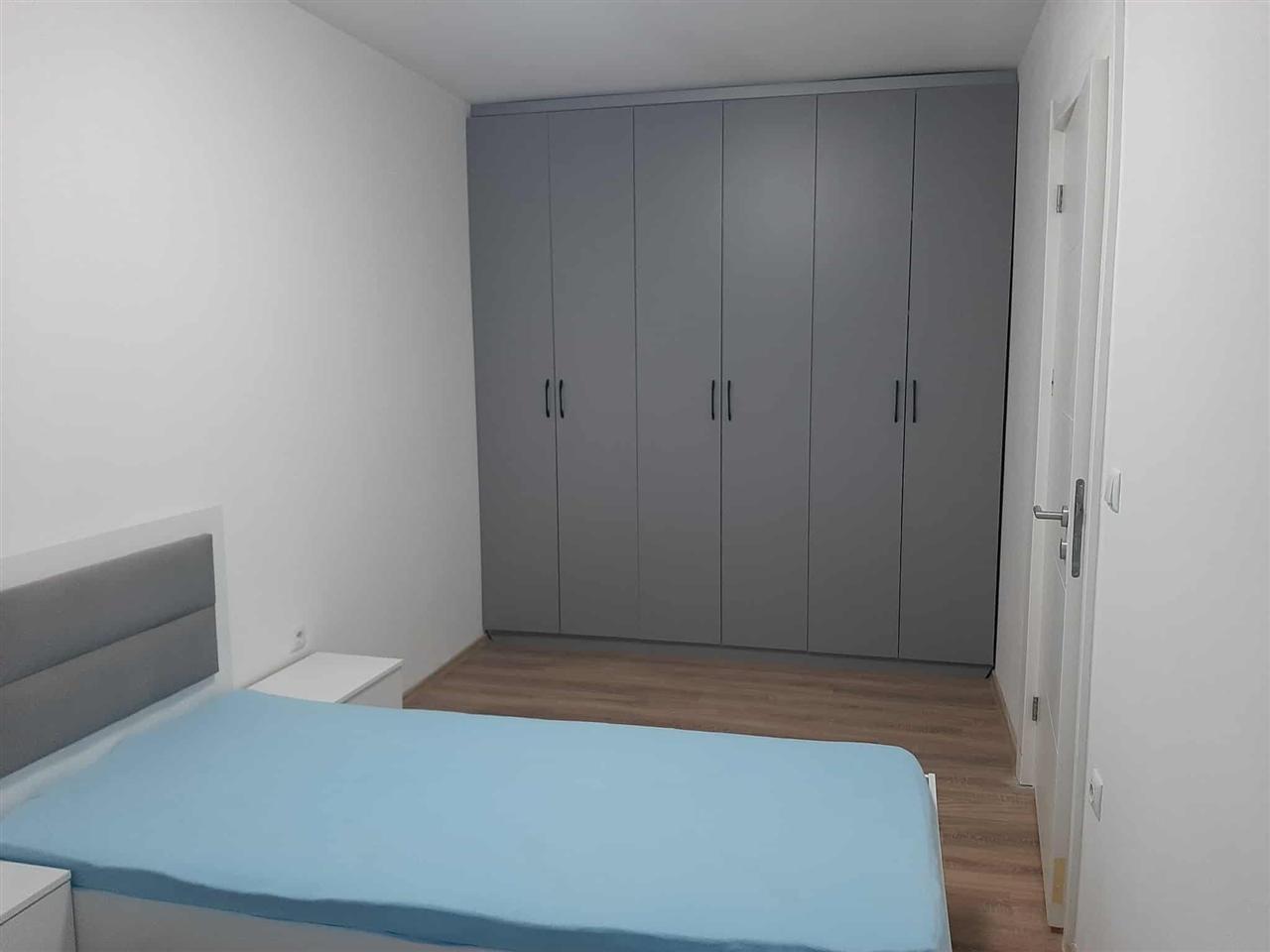 Leshoj banesen me qera 3 dhomshe e mobiluar (2)