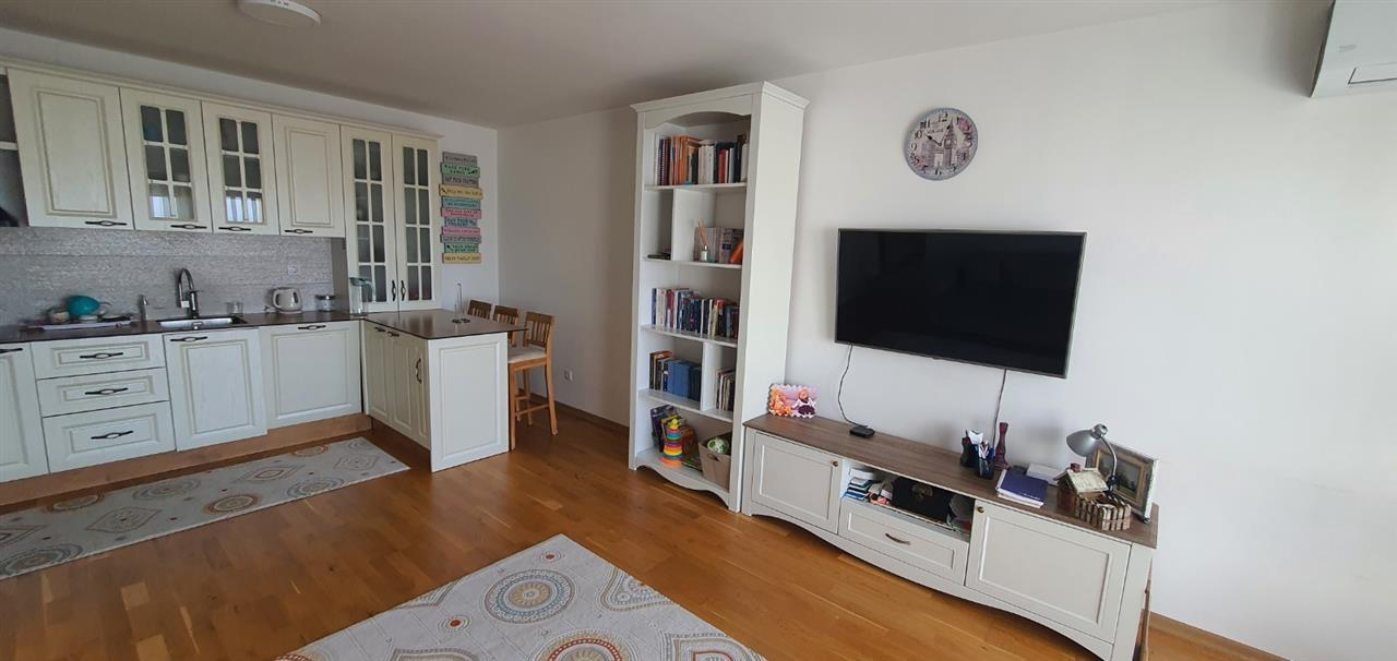 Leshohet me qera banesa e mobiluar ne breg te diellit (1)