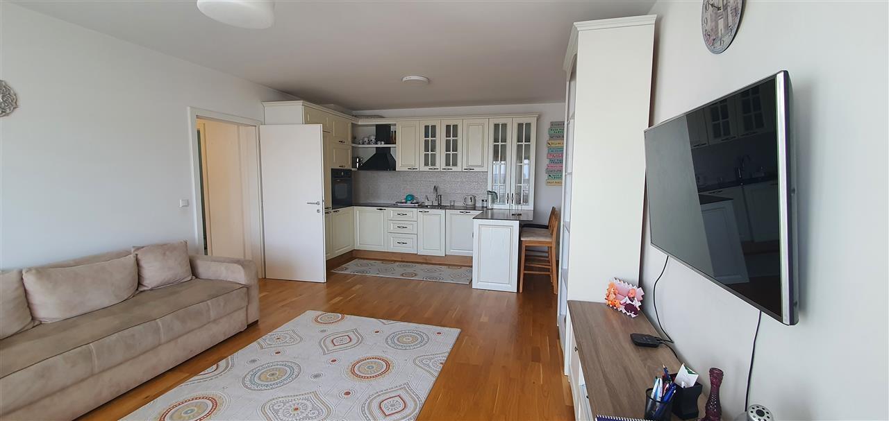 Leshohet me qera banesa e mobiluar ne breg te diellit (2)