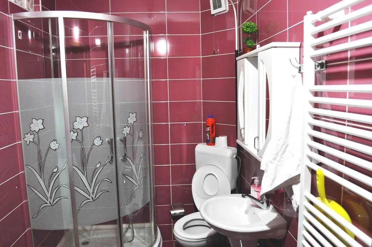 Banese 3 dhomshe me qera te qafa