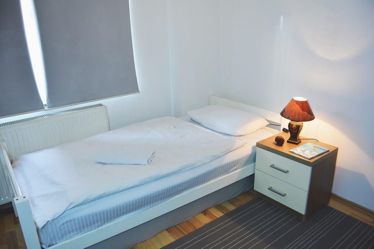 Banese 3 dhomshe me qera te qafa