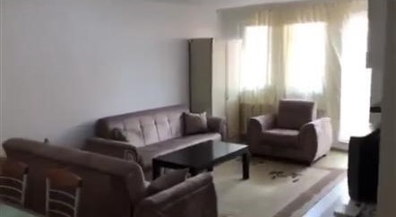 Shiten dy banesa ne qender te prishtines afer hotel sirius