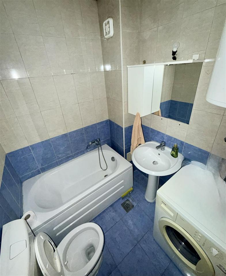 Lshoj me quea banesen te parku i qytetit koplet e mobiluar (1)