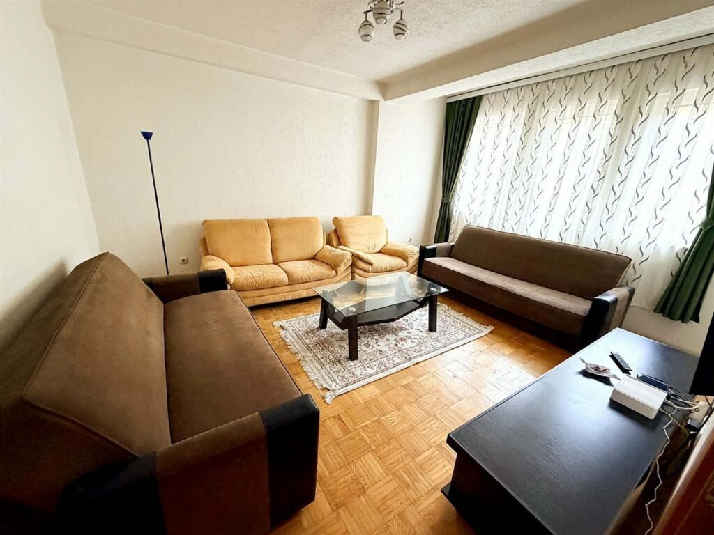 Lshoj me quea banesen te parku i qytetit koplet e mobiluar (2)