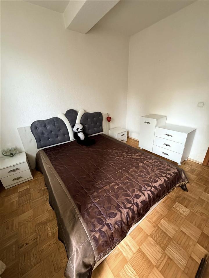 Lshoj me quea banesen te parku i qytetit koplet e mobiluar (3)