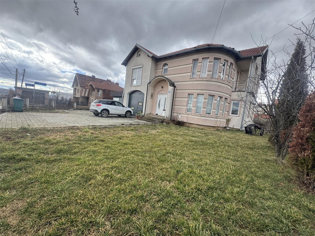 Ofrohet per shitje shtepia me siperfaqe 300m2 e