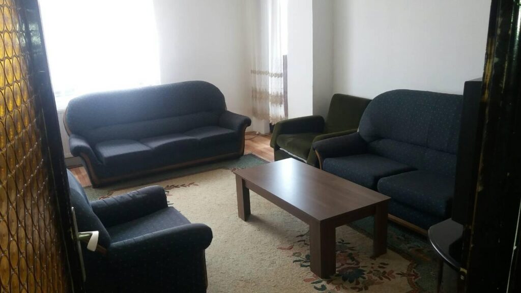 Leshohet banesa me qira qender qafa zona a rruga uck se